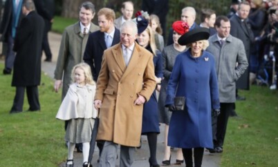 I TUR OG ORDEN: Ved ankomst på Sandringham, må familiemedlemmene forholde seg til fastlagte tider. Her er prins Charles og hertuginne Camilla (foran) på vei til fjorårets julegudstjeneste til fots - som vanlig. Foto: AP / NTB Scanpix I TUR OG ORDEN: Ved ankomst på Sandringham, må familiemedlemmene forholde seg til fastlagte tider. Her er prins Charles og hertuginne Camilla (foran) på vei til fjorårets julegudstjeneste til fots - som vanlig. Foto: AP / NTB Scanpix